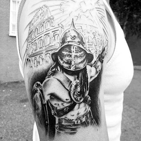 Tatuaj cu un gladiator pe umăr
