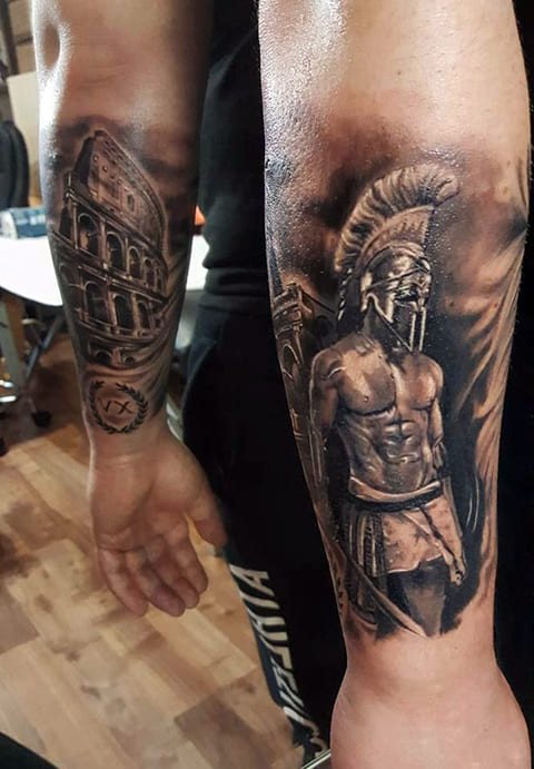 Tatuaggio gladiatore sull'avambraccio