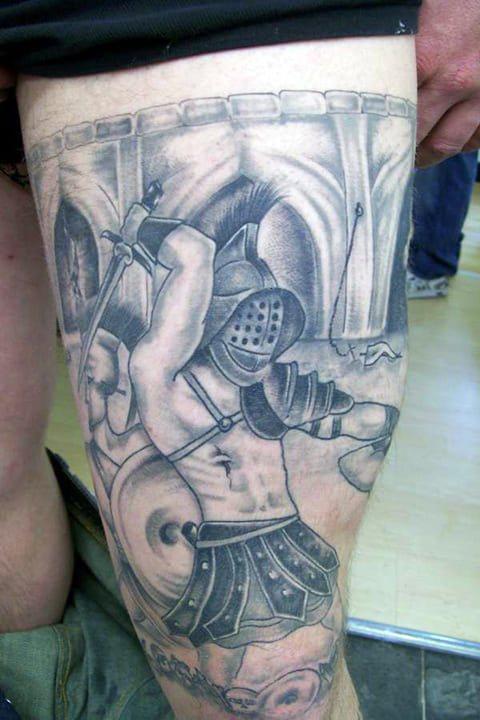 Tatuaj gladiator cu o sabie