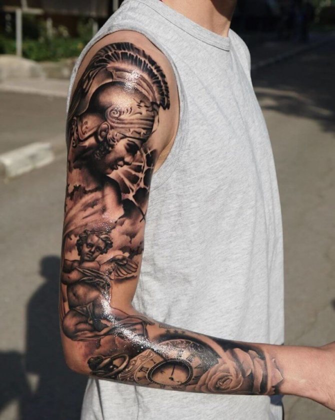 Tatuaggio di un gladiatore sulla spalla