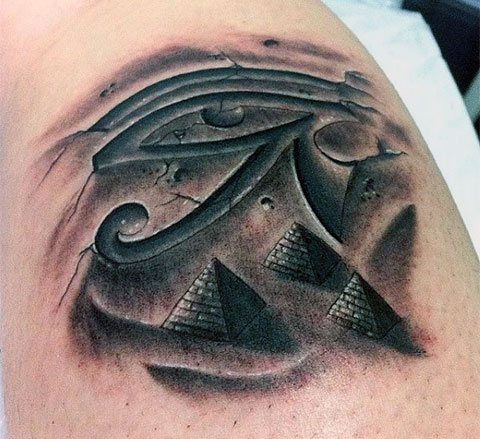 Tatuaggio dell'occhio di Horus con piramidi