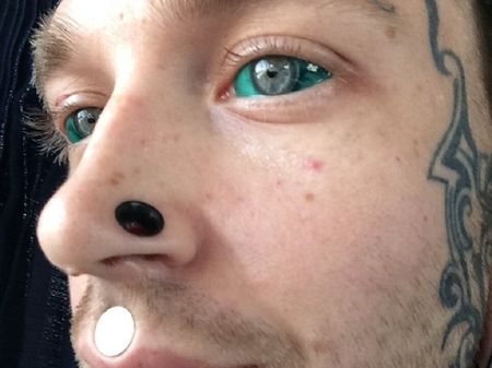Tatuagem verde de globo ocular