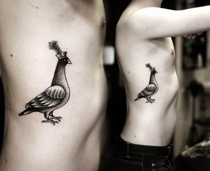 татуировка на гълъб на ребрата