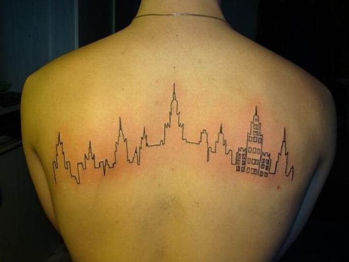 Tatuaż przedstawiający miasto na jej plecach