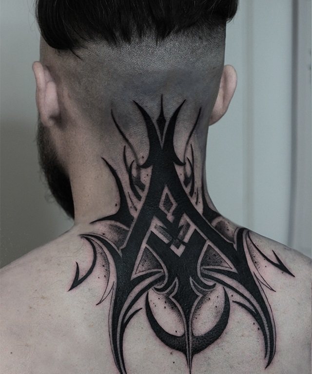 Tatuaj grafic pe gât