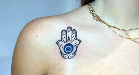 Tetovanie ovce na kľúčnej kosti dievčaťa