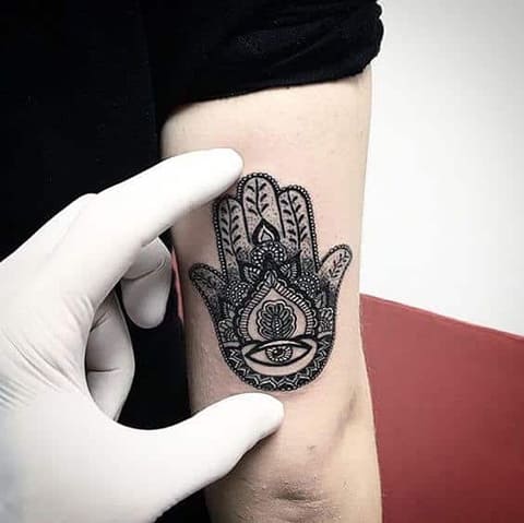 Kumpio tatuiruotė ant rankos