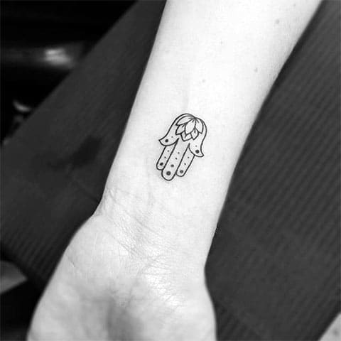 Hamsa tatuiruotė ant riešo
