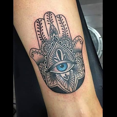Tatuagem de uma hamsa com um olho