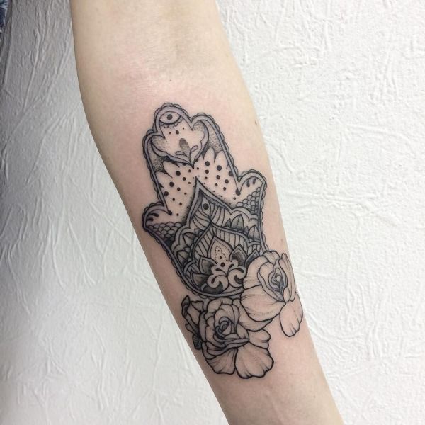 Hamsa tetoválás virágokkal