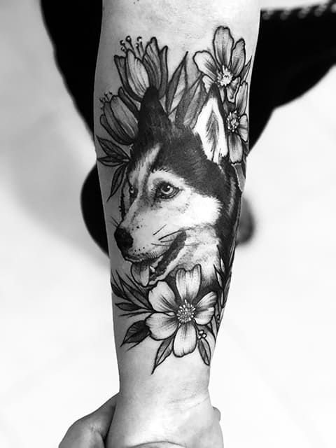 Tetovanie huskyho v kvetoch