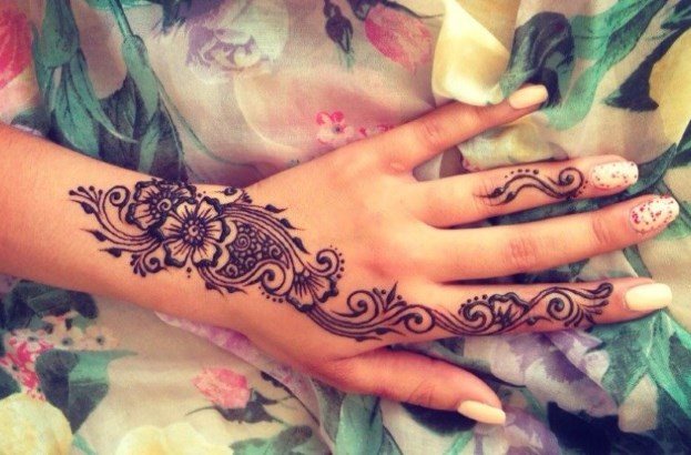 Tattoo henna (mehendi) på hånden - let, små billeder. Hvor længe holder tatoveringen. Pris. Billede