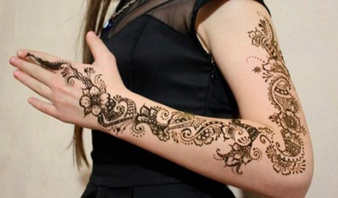 Henna (mehendi) tatuiruotė ant rankos - lengva, nedideli piešiniai. Kiek laiko trunka tatuiruotė. Kaina. Paveikslėlis