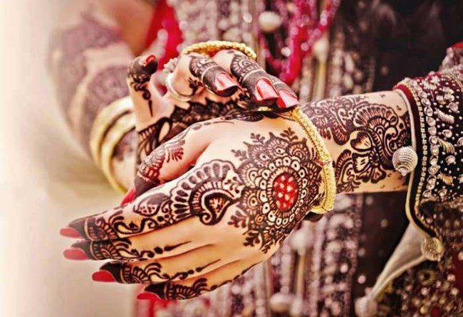 Tattoo henna (mehendi) på hånden - let, små billeder. Hvor længe holder tatoveringen. Pris. Foto