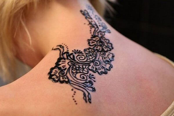 Tatoeage henna op de rug van een meisje