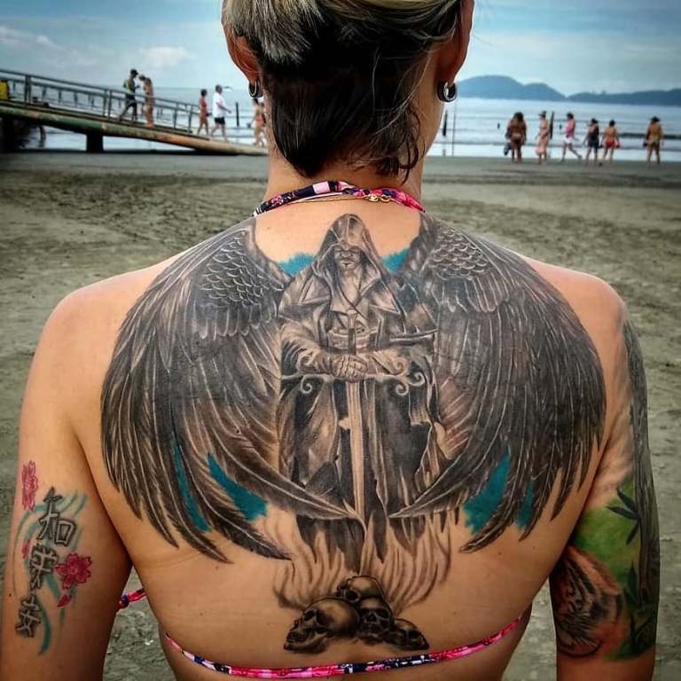 Tatuointi vartija hänen selkäänsä