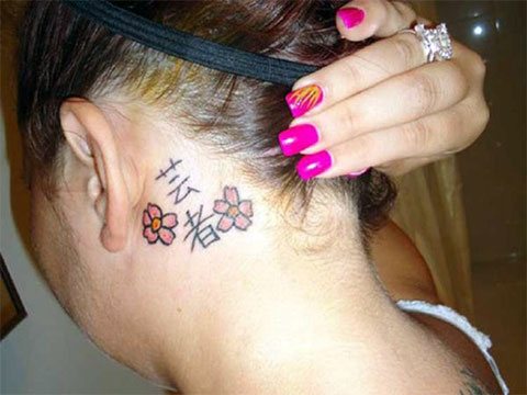 Tatuiruotės hieroglifai už ausies