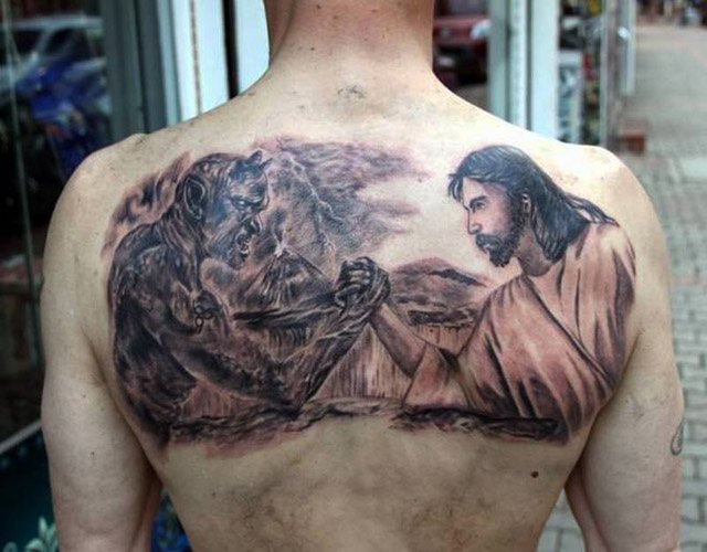 Tattoo van Jezus op arm, rug, schouder, borst. Betekenis, aan het kruis, met de duivel, machine, duif