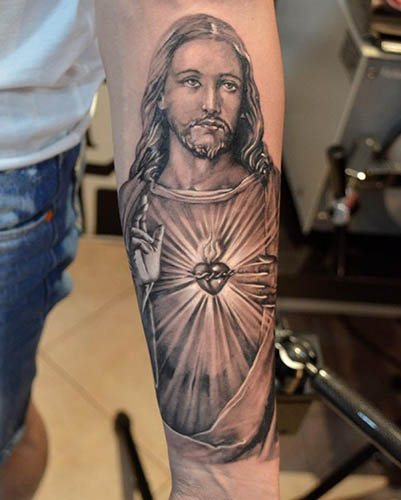 Tatuagem de Jesus no braço, costas, ombro, peito. Significa, na cruz, com o diabo, máquina, pomba