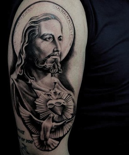 Tatovering af Jesus på arm, ryg, skulder, bryst. Betydning, på korset, med djævelen, maskine, due, due