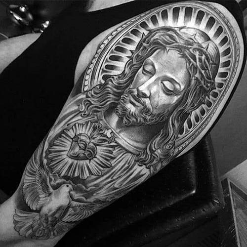 Tatuagem de Jesus no braço, costas, ombro, peito. Significa, na cruz, com o diabo, máquina, pomba