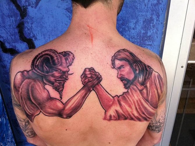 Τατουάζ του Ιησού στο χέρι, στην πλάτη, στον ώμο, στο στήθος. Σημασία, στο σταυρό, με το διάβολο, μηχανή, περιστέρι