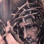 Татуировка на Исус на ръката, гърба, рамото и гърдите. Значение, на кръста, с дявола, машина, гълъб