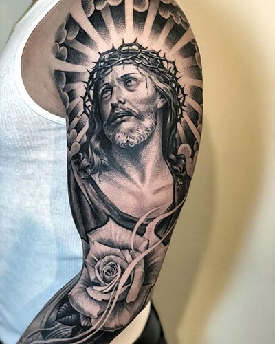 Tatovering af Jesus på arm, ryg, skulder, bryst. Betydning, på korset, med djævelen, maskine, due, due