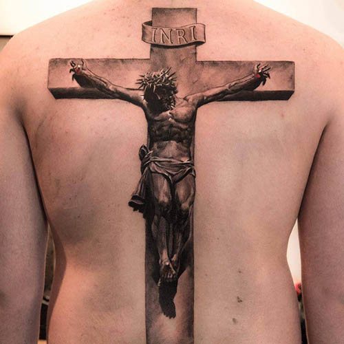 腕、背中、肩、胸にイエスの刺青。意味は、十字架の上で、悪魔と、機械と、鳩と