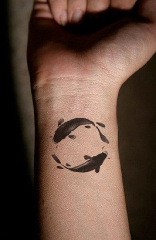 Yin Yang tatoeage op hand
