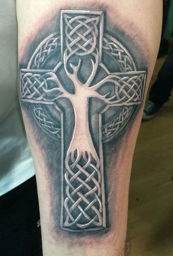 Ιρλανδικό τατουάζ με σταυρό