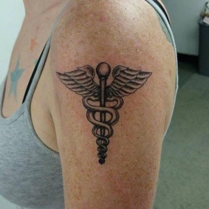 Tatuaggio caduceo (63 immagini) - significato e simbolismo sulla spalla, avambraccio, mano