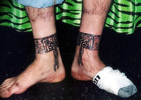 Tattoo kluisters op benen