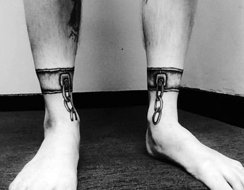 Tattoo kluisters op benen