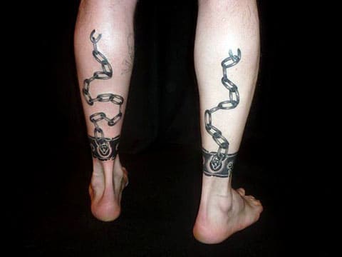 Cătușe tatuate pe glezne