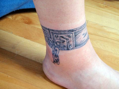 Tatuaj cătușe pe gleznă