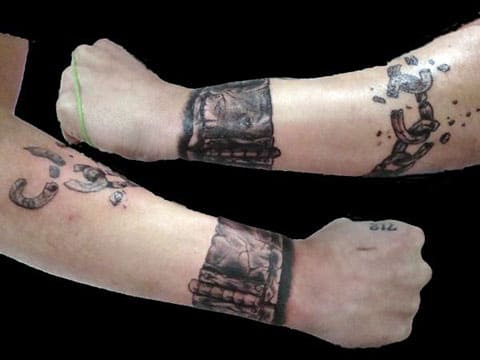 Tetoválás bilincsek a csuklón