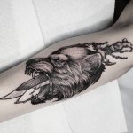 Τατουάζ Στιλέτο και λύκος