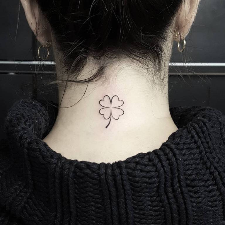 Tatuaggio trifoglio minimalismo