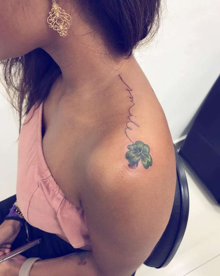 Tatuagem do trevo no ombro da rapariga