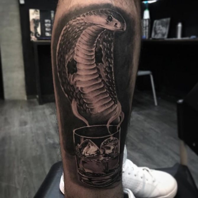 tattoo van cobra op hand