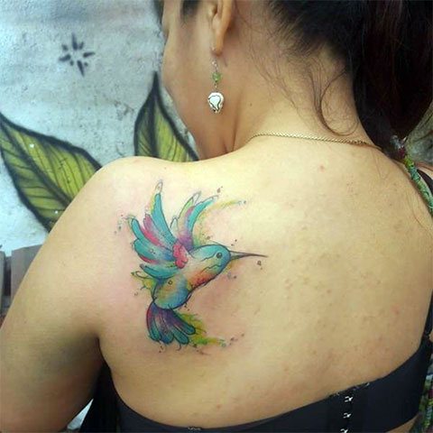 肩胛骨上的蜂鸟纹身 - 照片