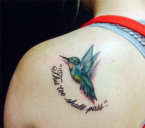 Kolibrie tattoo op het schouderblad