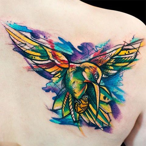 肩胛骨上的蜂鸟纹身