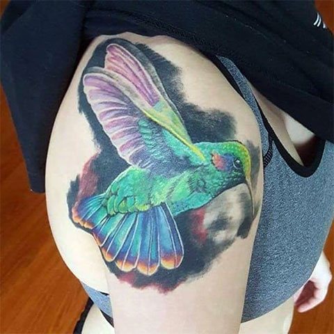 肩膀上的蜂鸟纹身 - 照片