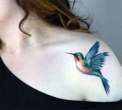女孩肩上的蜂鸟纹身 - 照片