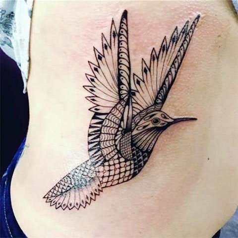 Kolibri tetoválás a lány oldalán