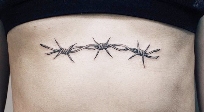 Tatuaj cu sârmă ghimpată. Semnificație pe picior, încheietura mâinii, gât, picior, cu flori, trandafir, inimă, cruce