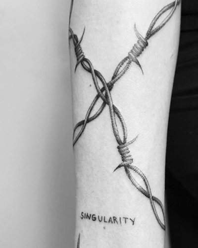 Tatuaggio con filo spinato. Significato su piede, polso, collo, gamba, con fiori, rosa, cuore, croce