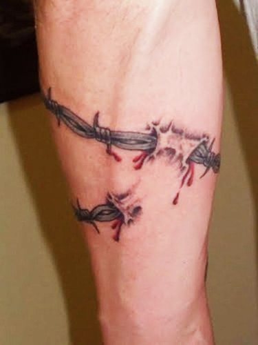 Τατουάζ με συρματόπλεγμα. Σημασία σε πόδι, καρπό, λαιμό, πόδι, με λουλούδια, τριαντάφυλλο, καρδιά, σταυρό